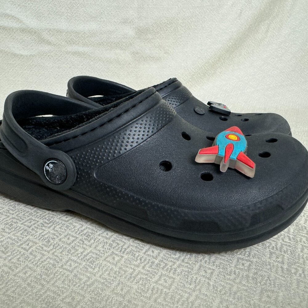 CROCS Boy's  Black Lined Sandals Flip FlopSlip On Size j2.